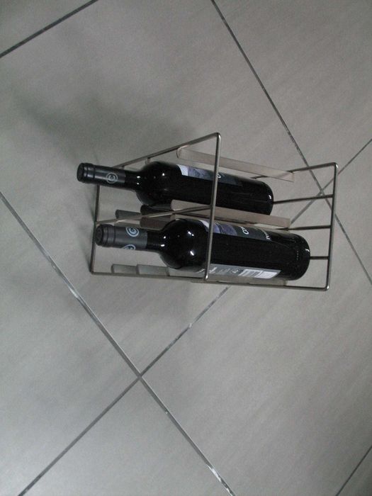 Garrafeira elegante moderna e muito decorativa em metal