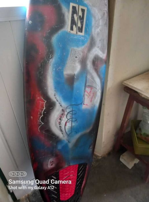 Prancha Surf NSP com 5 quilhas e 3 Skates com trabalho original!