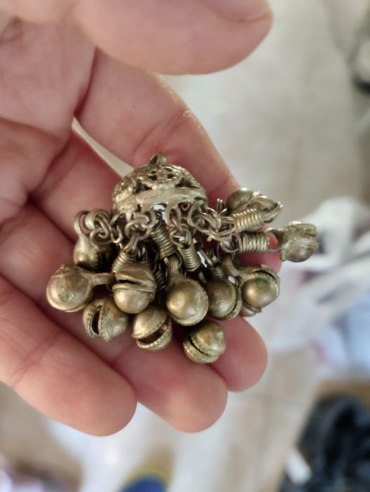 Diversas coisas , como decoração e moedas antigas.