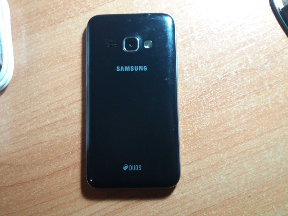 Продам телефон Samsung Galaxy J1