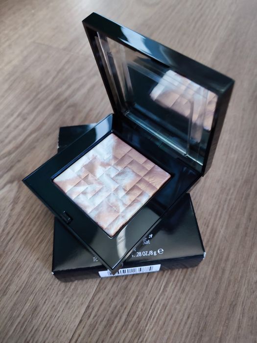 Bobbi Brown rozświetlacz Highlighting powder Rosy glow 8g