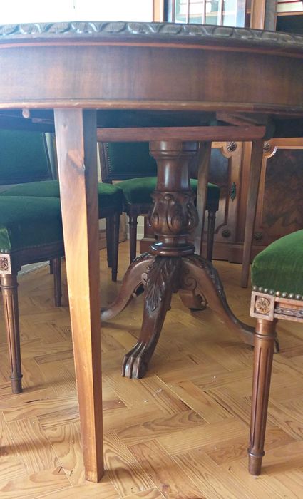 Mesa Sala de Jantar e Cadeiras (antiguidade)