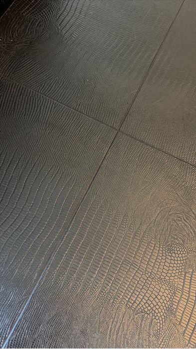 Mesa de jantar da loja Artefacto Brasil, em madeira macica e tampo de vidro. Preta.
