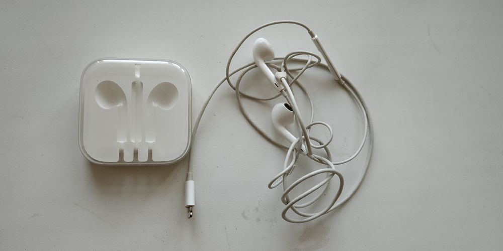Навушники Apple 500грн у гарному стані бв