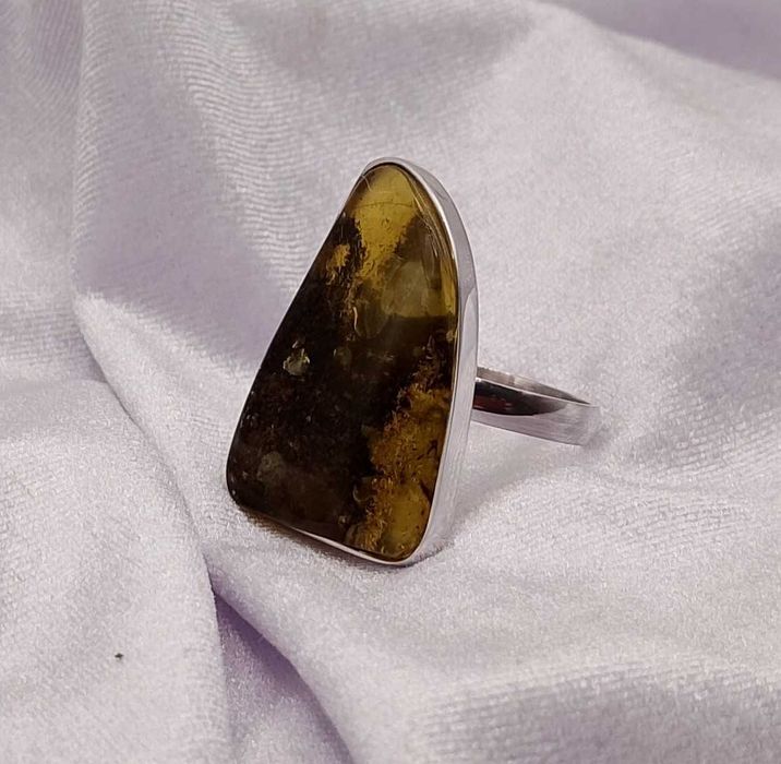 Srebrny pierścionek z bursztynem