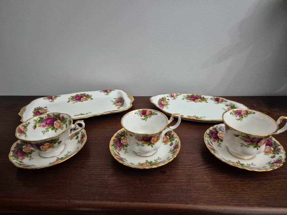 Coleção de 3 Chávenas e duas Travessas Royal Albert Old Country Roses