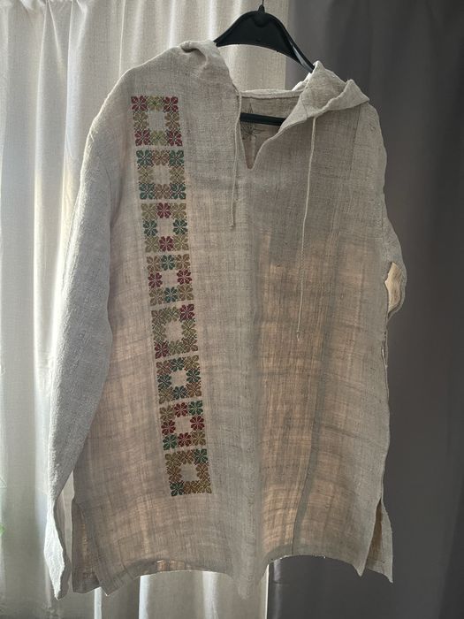 Легка кофта вишиванка із капюшоном з конопляної тканини ручної роботи