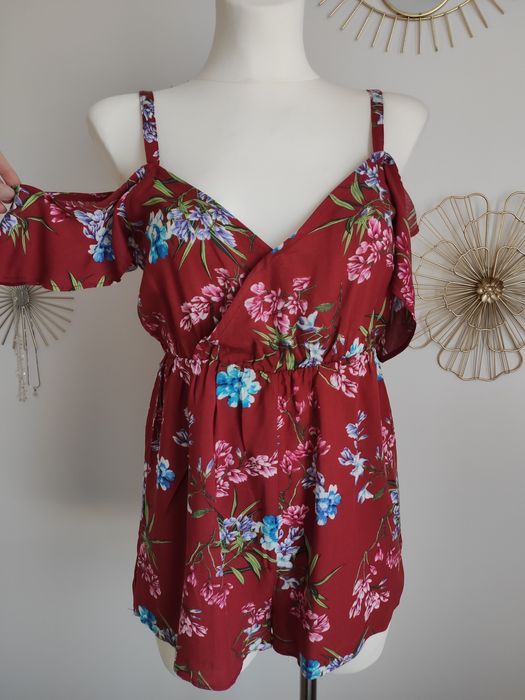 Czerwony kombinezon w kwiaty floral odkryte ramiona