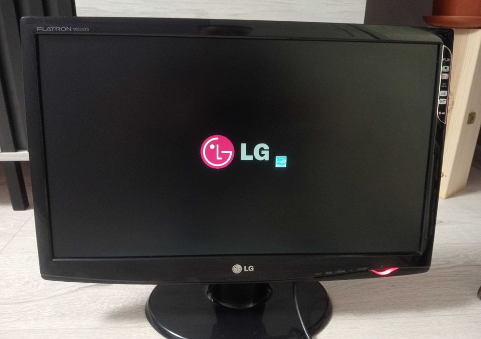Монітор LG 2243s
