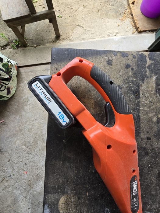 Eletrosserra telescópica BLACK + DECKER GPC1820
