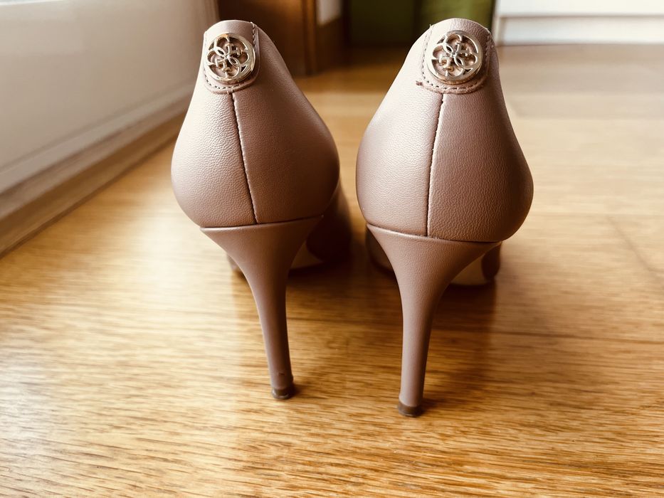 Ténis corrida Asics, Stilettos Guess e botas