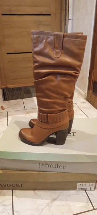 Buty kozaki długie na obcasie.