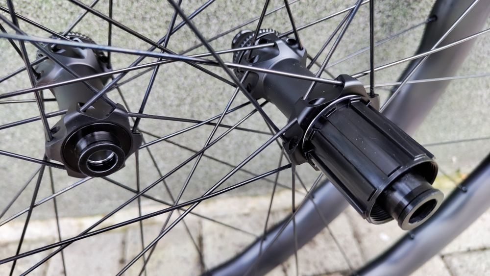 Nowe koła carbonowe szosa / gravel stożek falowany 50/45mm 1440g
