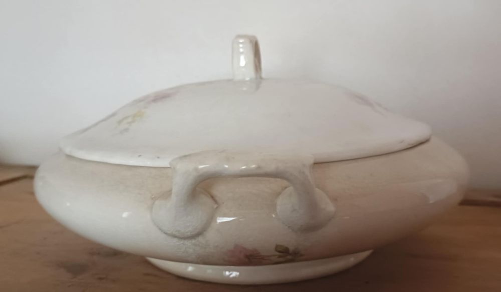 Prato coberto Sacavém não marcado  de 27 cm de asa a asa
Envio at