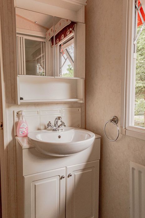 Domek w górach z prywatną plażą.