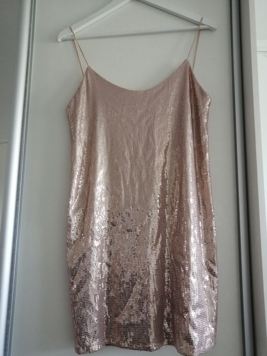 Вечернее или праздничное платье с паетками от известного бренда Zara.