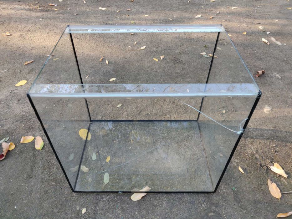 Аквариум 55 литров с трещинами