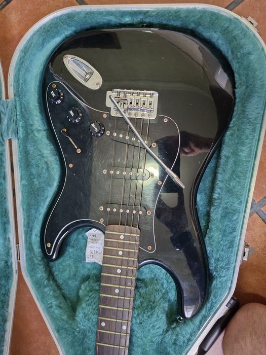 Guitarra Maison Preta c/estojo rigido