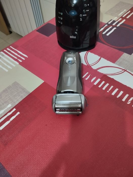 Máquina de barbear e estação de limpeza e carregamento