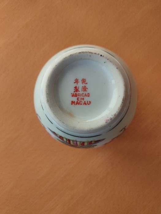 Pote e pequenas taças em porcelana de Macau.