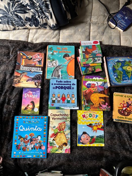 Diversos livros com diferentes temas