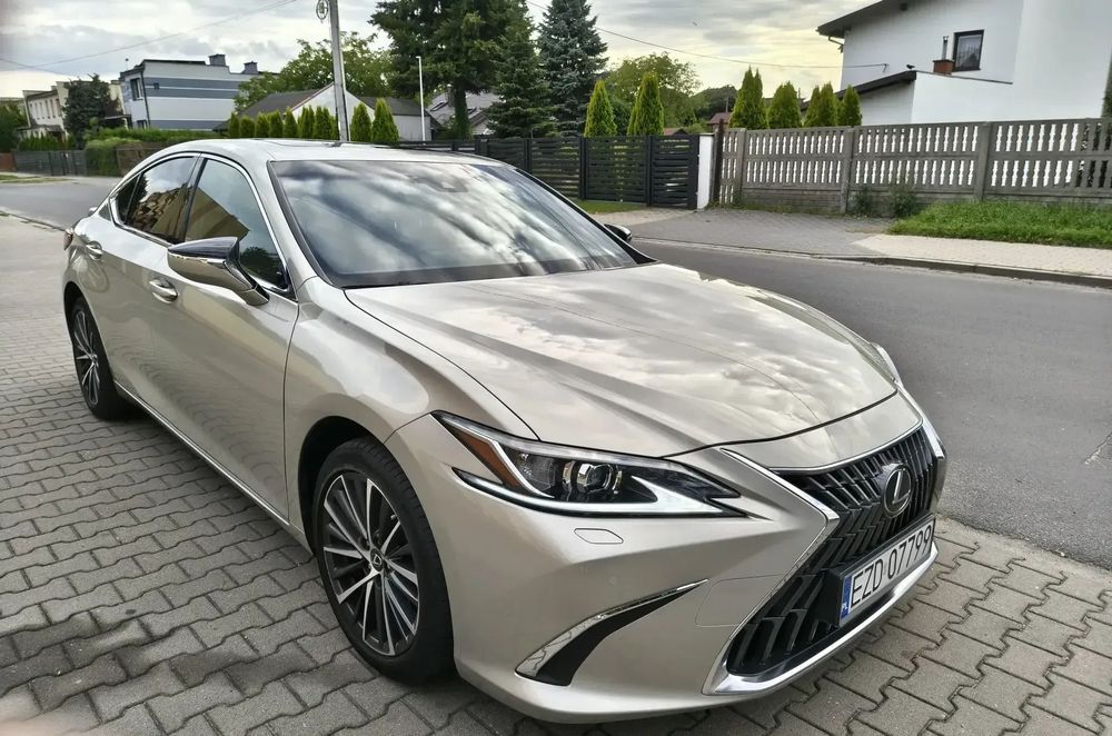 Lexus ES