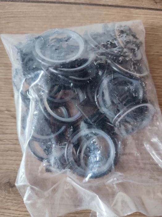 Kółka przelotki ciche z żabkami na karnisz. Zakończenia. Białe. Czarne