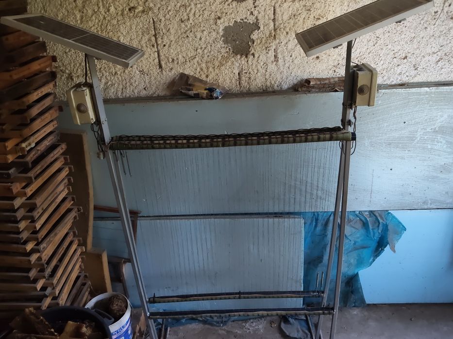 Colmeias, prensa, meias alças, quadros, arpas, painel solar entre muito outros materiais apícolas