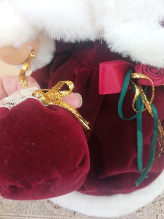 Продам винтажную игрушку на подставке Мишка -королева (Англия)