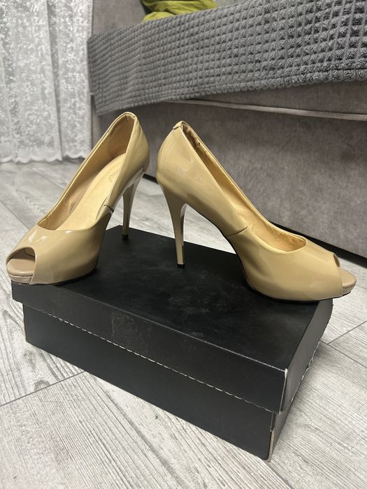 Лакові туфлі на шпильці