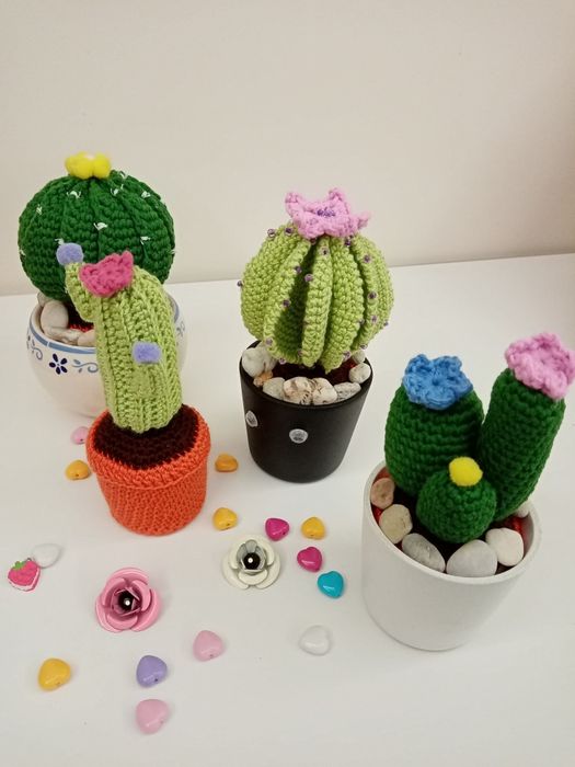 Bonecas feitas à mão com técnica AMIGURUMI.