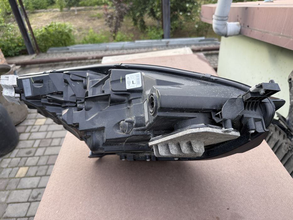 Оригінальна ліва фара Tesla Model Y