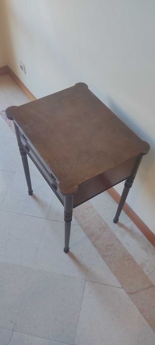 Mesa de apoio em madeira maciça