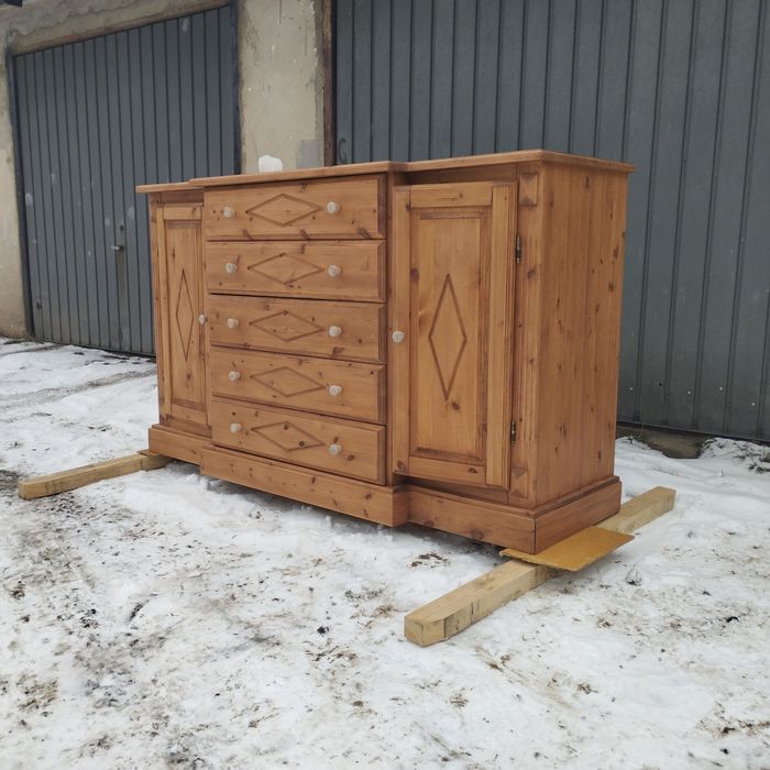 Ładna komoda sosnowa.