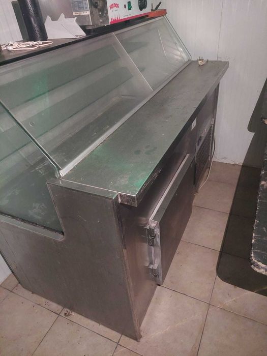 recheio de café com mesas, cadeiras e máquinas