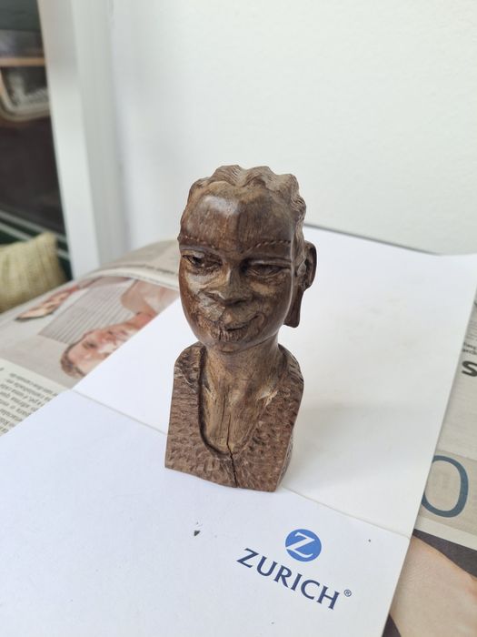 Pequeno busto em madeira