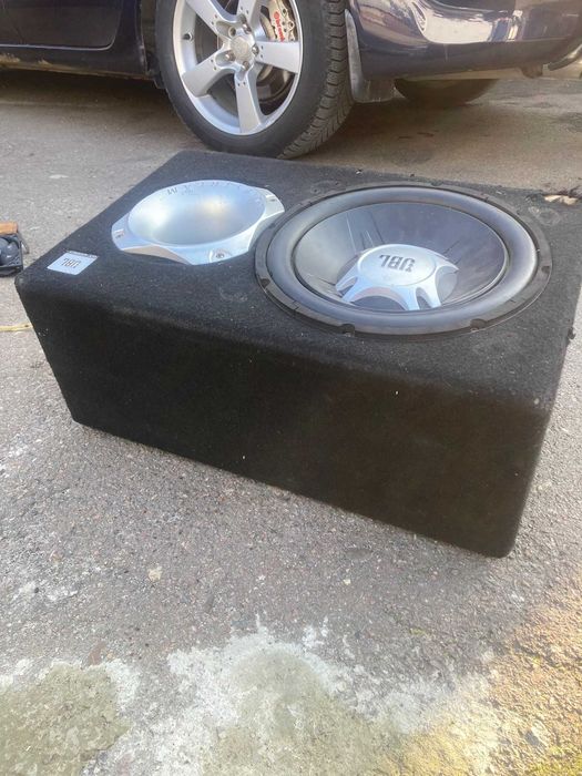 Потужний Сабвуфер JBL  може бути за додаткову ціну і з підсилювачем до нього