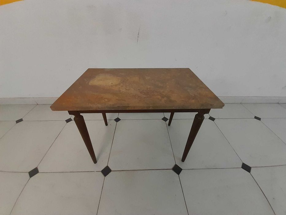 Mesa com tampo em pedra vintage