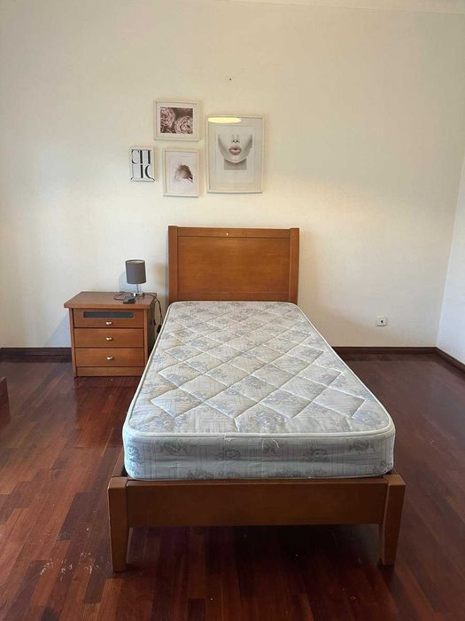 quarto em madeira cerejeira — cama + estante alta + mesa de cabeceira