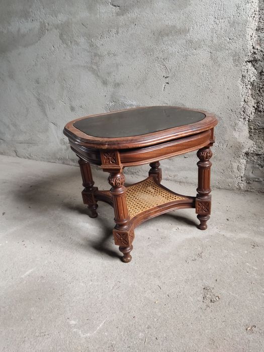 Mesa de palhinha com tampo em vidro