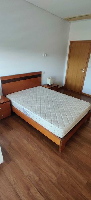Cama de Casal em Madeira Maciça com Colchão + 2 Mesas de Cabeceira