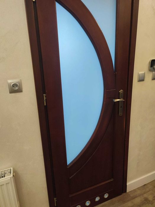 Drewniane drzwi po demontażu