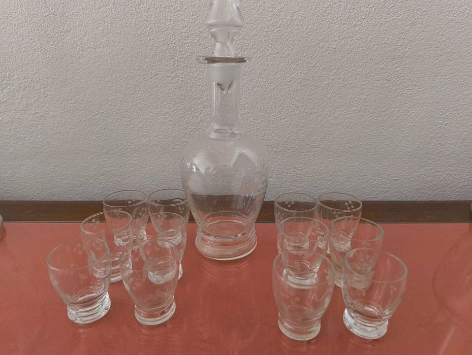 Conjunto 28 peças em vidro gravado
