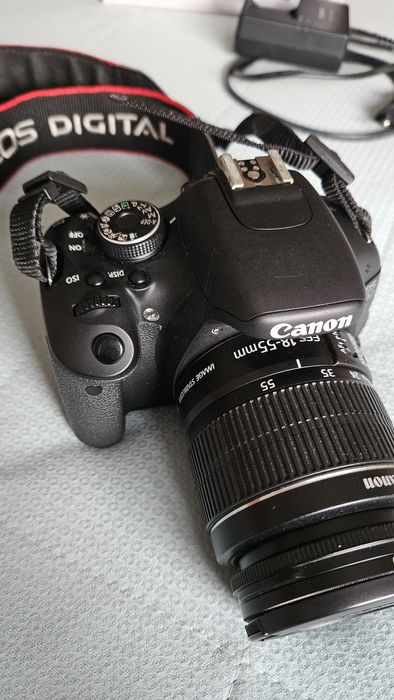 Canon 600D com caixa e acessórios