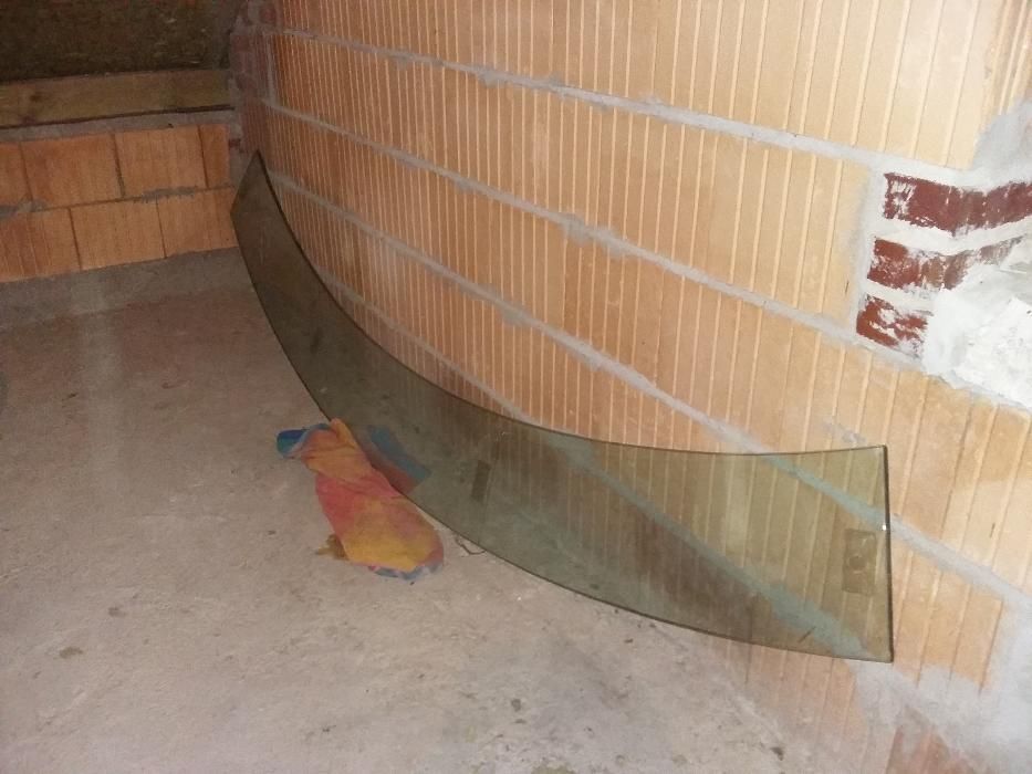 szklany blat w łuku