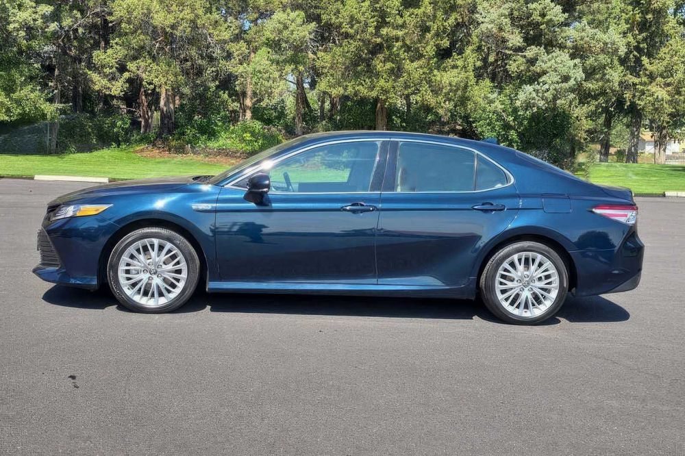 Toyota Camry Hybrid XLE      2020