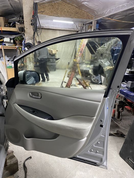 Двері Nissan Leaf
