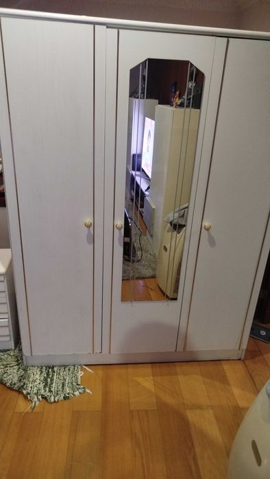 Guarda fatos e 2 mesinhas cabeceira e cama