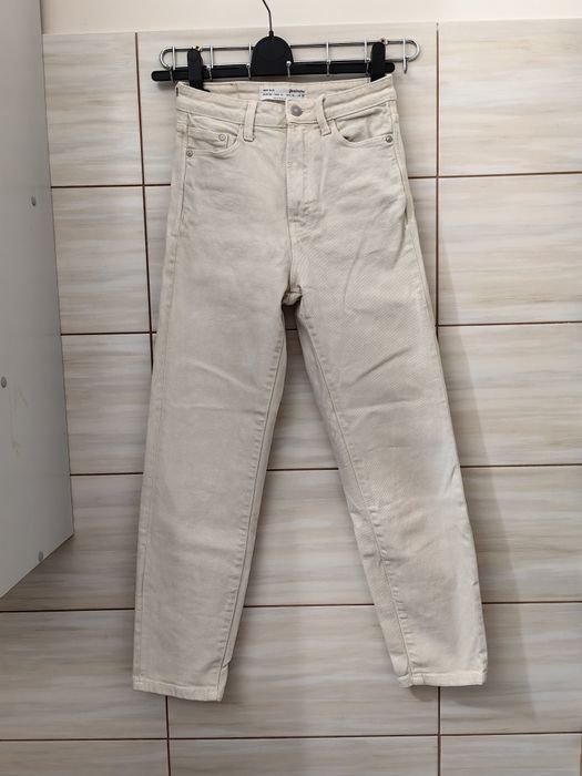 Kremowe mom jeans jeansy Stradivarius 34