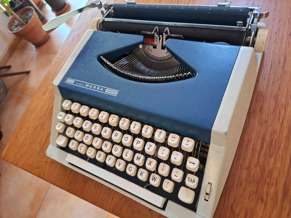 Maquina de escrever antiga - Mini Messa 2000